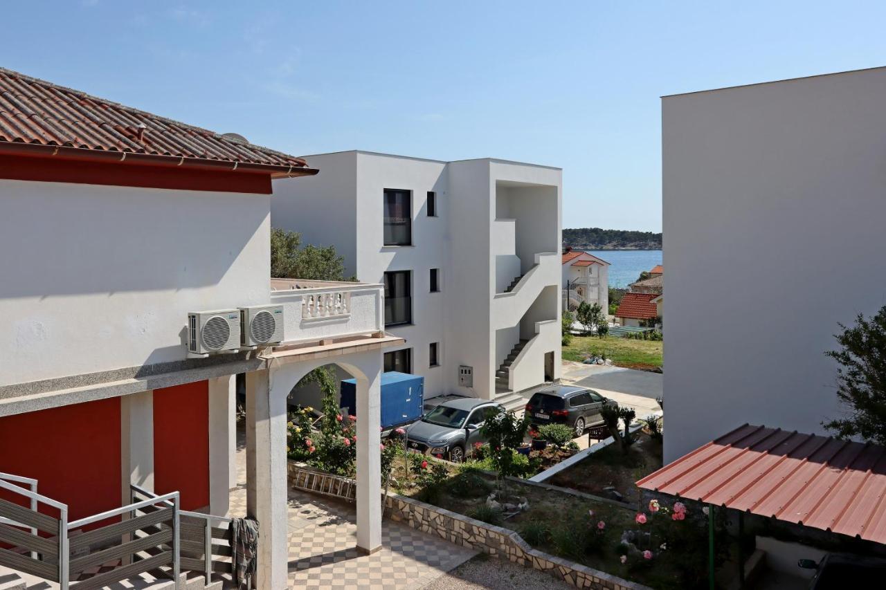 Apartments And Rooms By The Sea Banjol, Rab - 19692 Zewnętrze zdjęcie